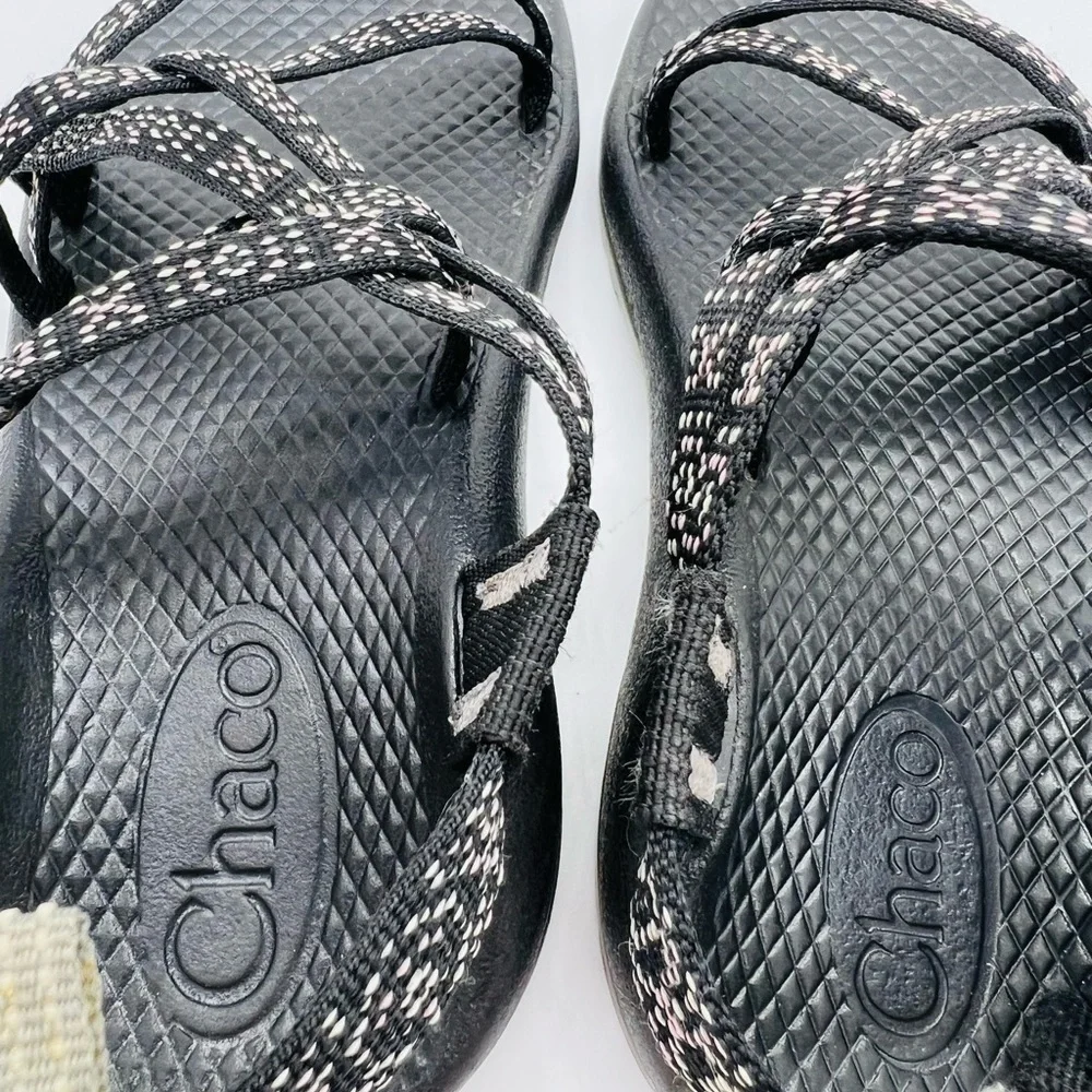 CHACO GIRLS BLACK AND WHITE STRAPPY SANDALS SIZE 1